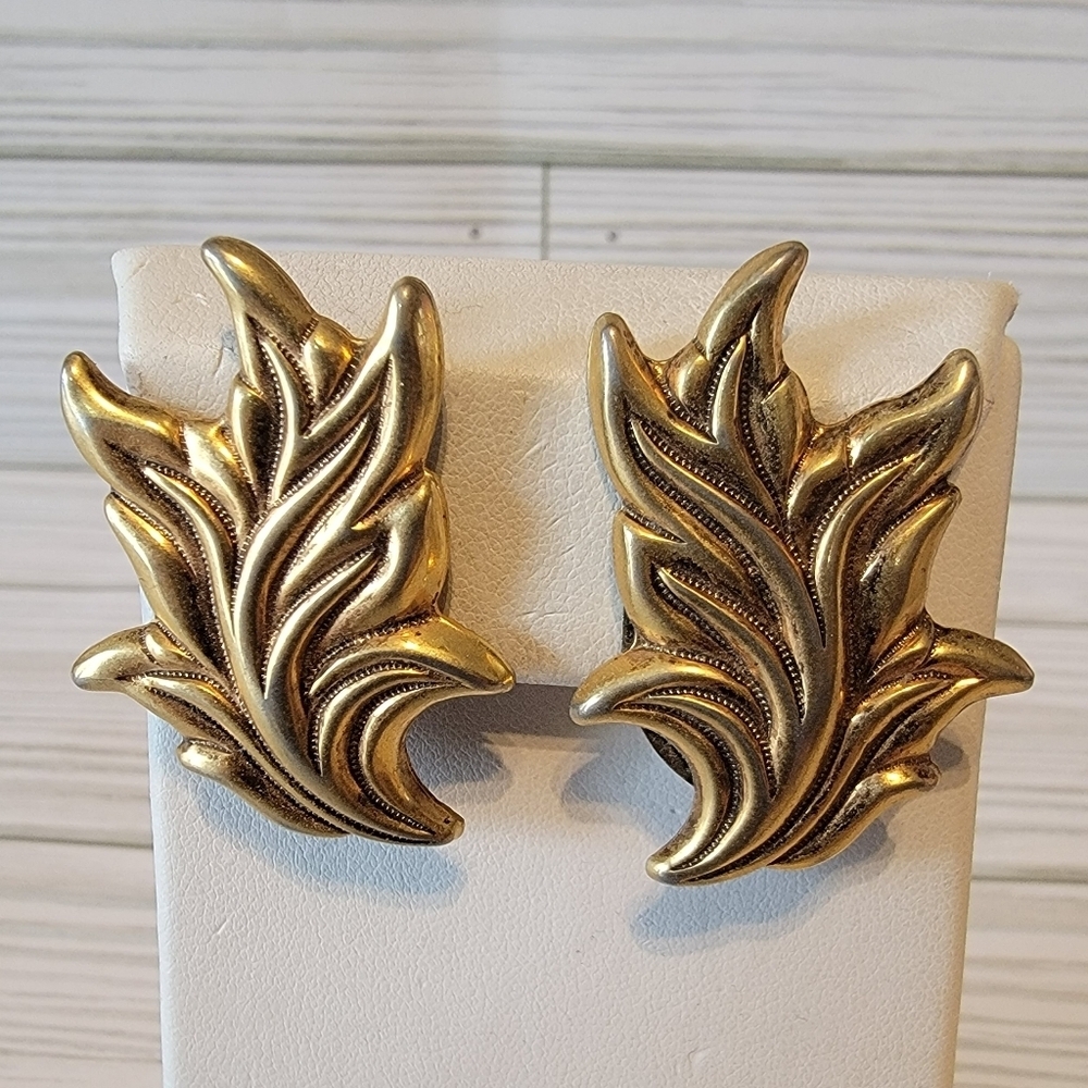 Vintage Gold Tone Sculptural Acanthus Leaf Statement Clip On Earrings 1.5”